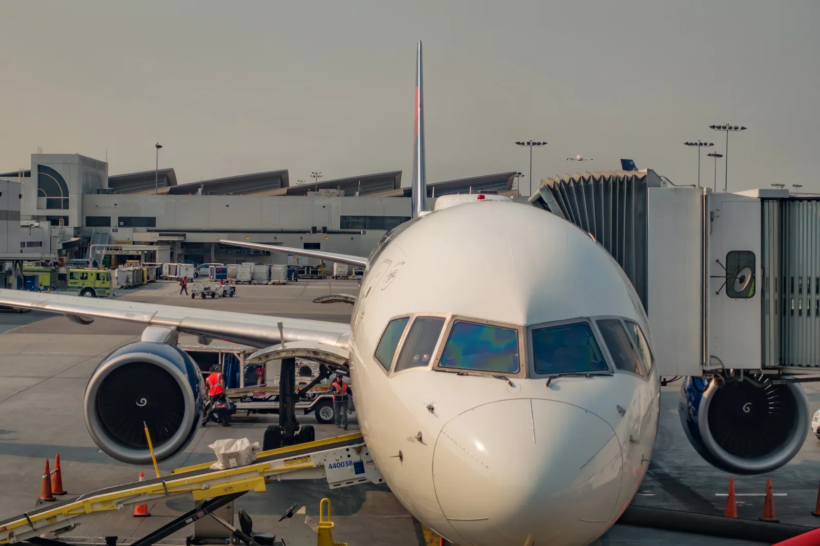 Avion à l'aéroport — déménagement international depuis Paris ChronoDem